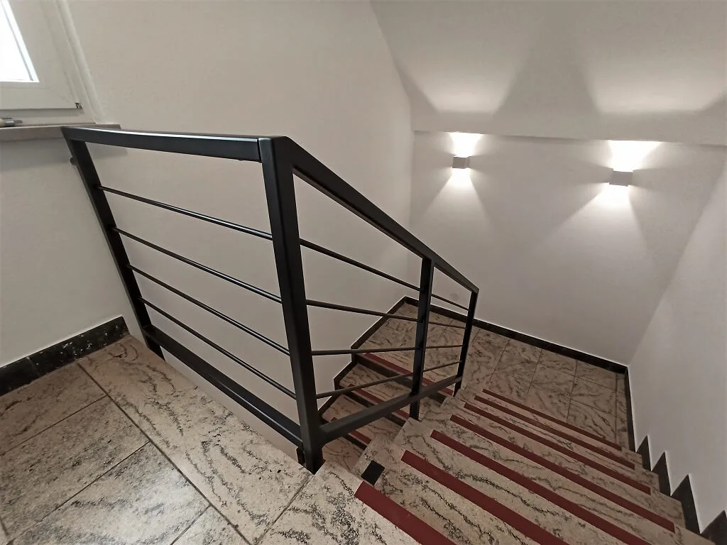 Treppengeländer mit horizontalen Füllstäben, schwarz pulverbeschichtet